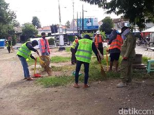 Emak-emak Ngeyel Tak Bermasker Disanksi Nyapu Alun-alun Kendal Emak-emak Ngeyel Tak Bermasker Disanksi Nyapu Alun-alun Kendal