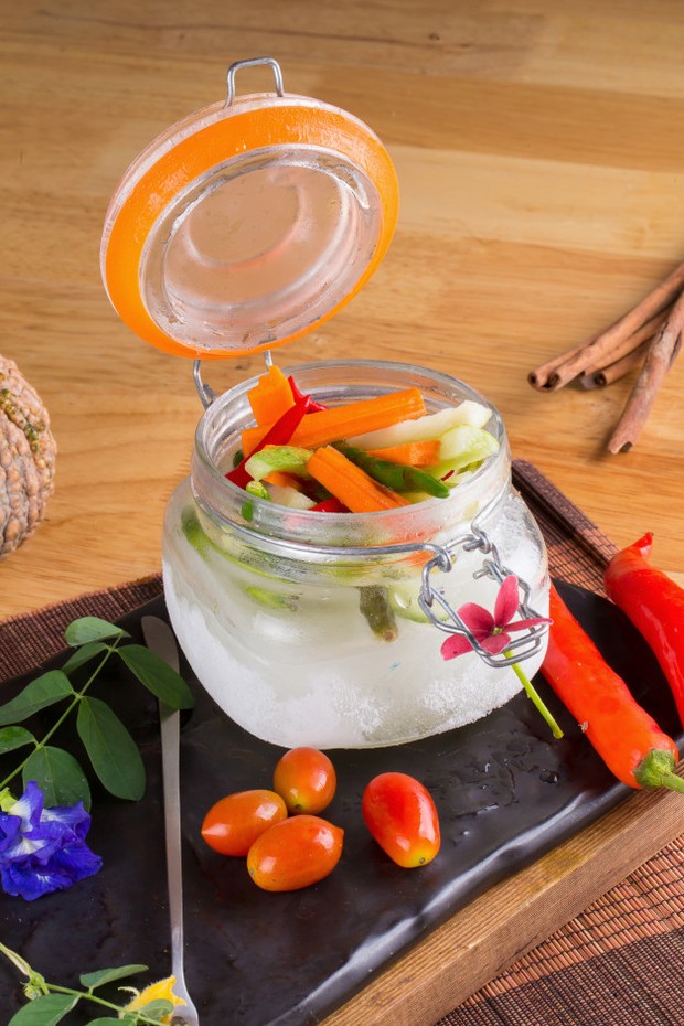 Acar Timun/ Sumber: Freepik.com Acar dapat membuat cita rasa nasi goreng yang asin berbau bawang menjadi lebih menyegarkan dan enak.