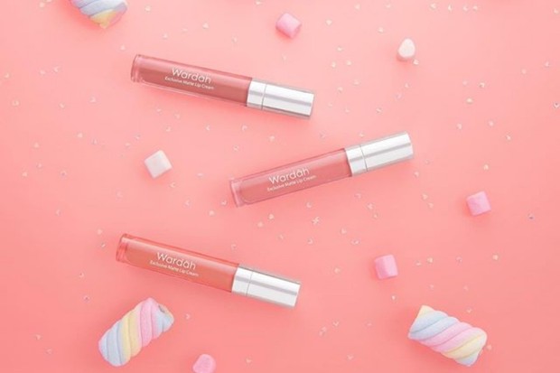 Wardah Exclusive Matte Lip Cream/ Foto: Instagram.com/wardahbeauty Wardah Exclusive Matte Lip Cream adalah salah satu lipstik anti luntur yang recommended selama bepergian pakai masker