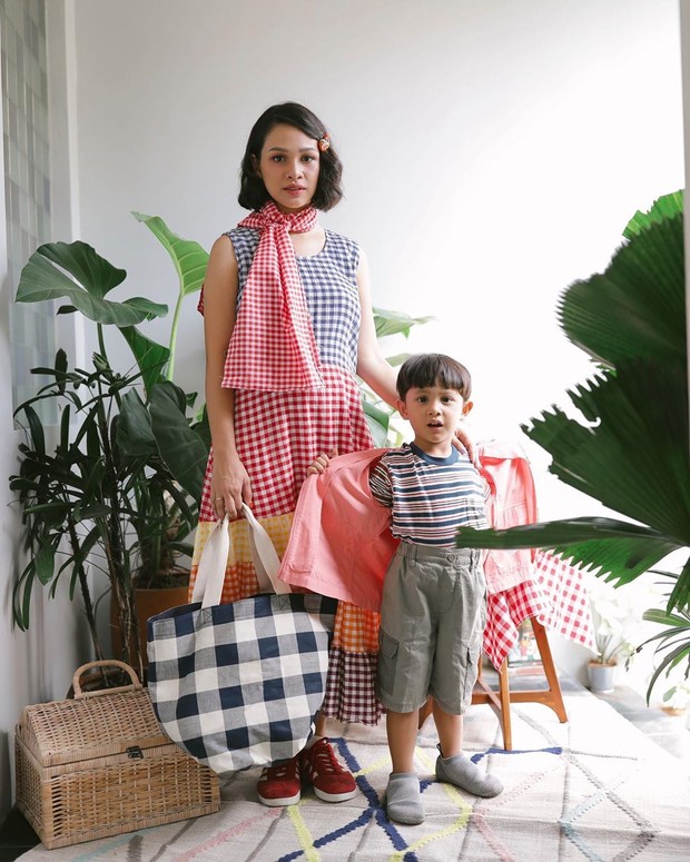 Penyanyi Andien dan sang suami memberikan nama unik kepada anak pertama mereka, Anaku Askara Biru.