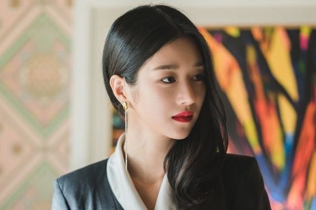 SeoYeJi/Sumber:Pinterest/Itsokaynottobeokayseoyeji Seo Ye Ji make up bold dengan lipstik merah