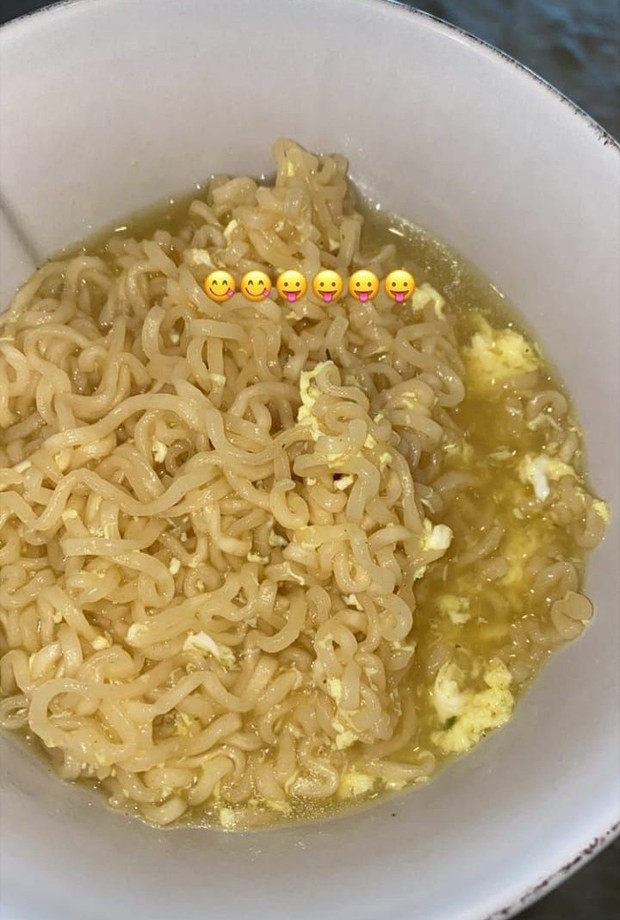 Kylie Jenner kembali mengunggah foto semangkuk mi instan lengkap dengan telur layaknya racikan mi instan ala orang Indonesia.