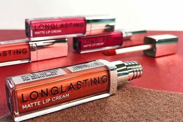 LT Pro Long Lasting Matte Lip Cream/ Foto: instagram.com/ltpro_official LT Pro Long Lasting Matte Lip Cream adalah salah satu lipstik anti luntur yang recommended selama bepergian pakai masker