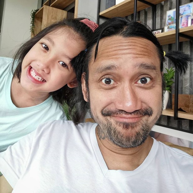 Mieke Amalia dan Tora Sudiro dikarunia seorang putri cantik bernama Jenaka Mahila pada 21 Maret 2012.