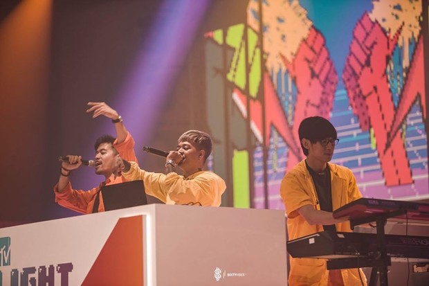 Weird Genius kerap dikira merupakan grup musik asal luar negeri karena lagu Lathi dan sejumlah lagu Weird Genius menggunakan bahasa Inggris pada setiap liriknya.