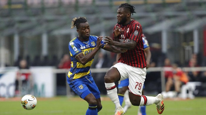 Parmas Yann Karamoh, left, fights fore thew ball with AC Milans Franck Kessie, right, during a Serie A soccer match between AC Milan and Parma, at the San Siro stadium in Milan, Italy, Wednesday, July 15, 2020. (AP Photo/Luca Bruno)
