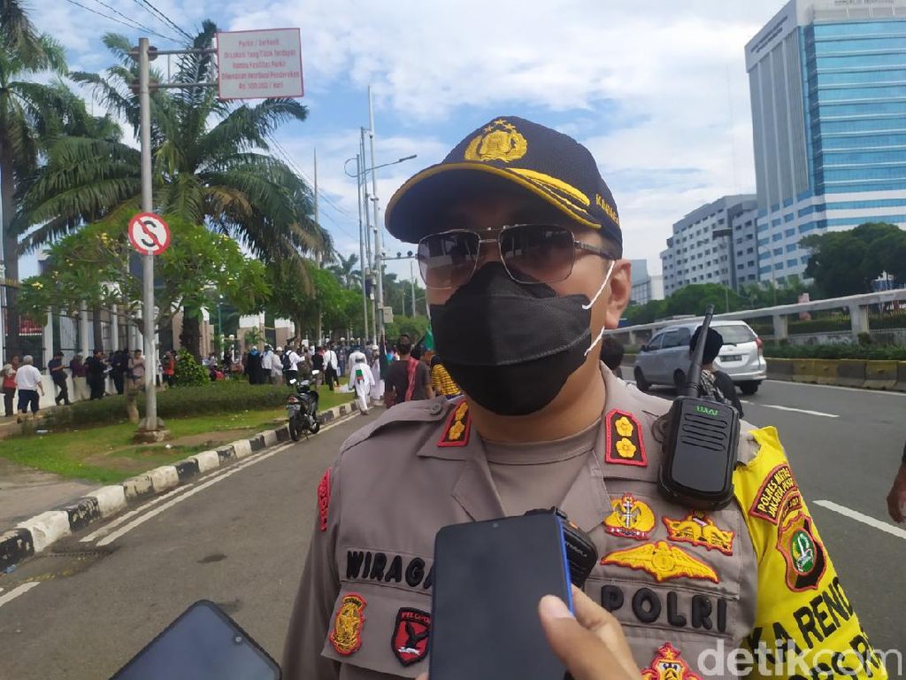 Polisi Beri Sekat Massa Buruh dan PA 212 dkk yang Demo di Depan Gedung DPR Polisi Beri Sekat Massa Buruh dan PA 212 dkk yang Demo di Depan Gedung DPR