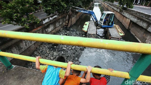 Antisipasi Banjir, Endapan Lumpur Kali Benda Dikeruk