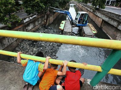 Antisipasi Banjir, Endapan Lumpur Kali Benda Dikeruk