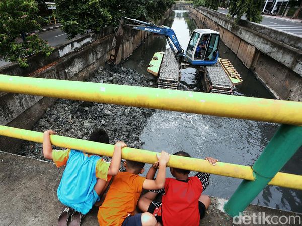 Antisipasi Banjir, Endapan Lumpur Kali Benda Dikeruk