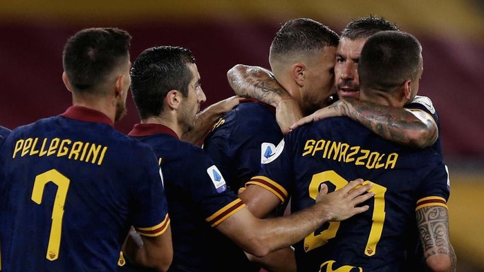 ROME, ITALY - JULY 15:  Edin Dzeko (C) with his teammates of AS Roma celebrates after scoring the teams second goal during the Serie A match between AS Roma and Hellas Verona at Stadio Olimpico on July 15, 2020 in Rome, Italy.  (Photo by Paolo Bruno/Getty Images)
