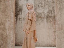 8 Tips Pakai Baju Warna Mocca yang Cocok dengan Hijab