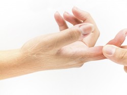 Duh! Gara-gara Bersihkan Udang, Jari Pria Ini Harus Diamputasi