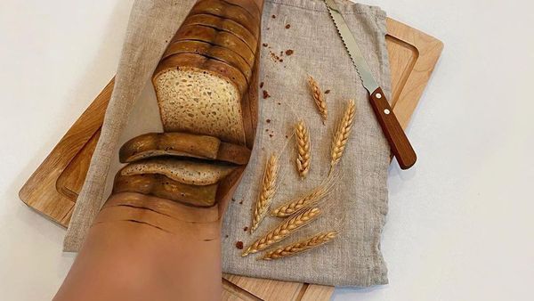 Banyak Orang Tertipu dengan Body Painting Gambar Makanan Ini