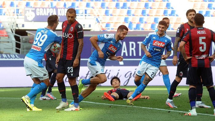 Bologna vs Napoli BOLOGNA, ITALY - JULY 15: Konstantinos Manolas of SSC Napoli celebrates after scoring the opening goal during the Serie A match between Bologna FC and SSC Napoli at Stadio Renato DallAra on July 15, 2020 in Bologna, Italy. (Photo by Mario Carlini / Iguana Press/Getty Images)