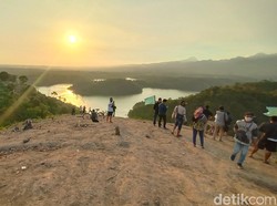 Keren, Menikmati Matahari Terbenam di Atas Bukit Raja Ampat Kudus