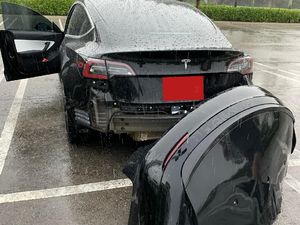 Duh! Bumper Tesla Copot Kena Hujan Deras