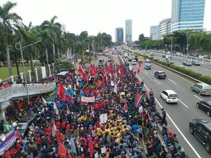 Begini Penampakan Massa Buruh yang Demo di Sekitar DPR Tolak RUU Ciptaker Begini Penampakan Massa Buruh yang Demo di Sekitar DPR Tolak RUU Ciptaker