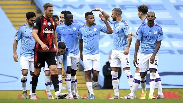 MANCHESTER, ENGLAND - JULY 15: Gabriel Jesus of Manchester City celebrates with his team after scoring his teams second goal during the Premier League match between Manchester City and AFC Bournemouth  at Etihad Stadium on July 15, 2020 in Manchester, England. Football Stadiums around Europe remain empty due to the Coronavirus Pandemic as Government social distancing laws prohibit fans inside venues resulting in all fixtures being played behind closed doors. (Photo by Peter Powell/Pool via Getty Images)