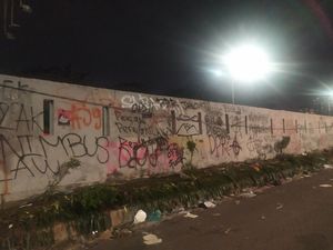 Massa Demo Bubar, Aneka Coretan Penuhi Tembok di Sekitar DPR Massa Demo Bubar, Aneka Coretan Penuhi Tembok di Sekitar DPR