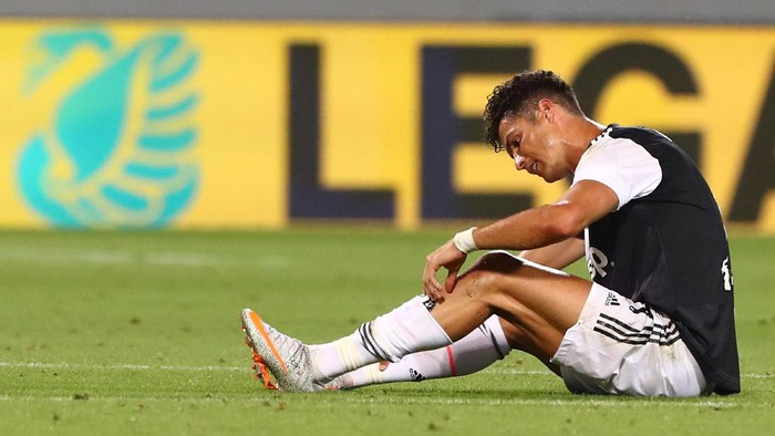 REGGIO NELLEMILIA, ITALY - JULY 15:  Cristiano Ronaldo of Juventus FC shows his dejection at the end of the Serie A match between US Sassuolo and Juventus at Mapei Stadium - Citta del Tricolore on July 15, 2020 in Reggio nellEmilia, Italy.  (Photo by Marco Luzzani/Getty Images)