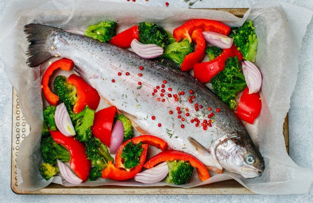 Mengonsumsi ikan seperti salmon dapat mengurangi resiko penyakit jantung yang meningkat di masa menopause.
