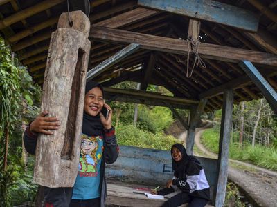 Demi Belajar Online, Siswa di Desa Terpencil Datangi Pos Kamling