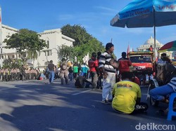 DPR Tak Bahas Omnibus Law, Massa di Kantor Gubernur Jatim Bubar