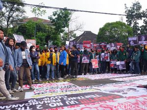 Tolak RUU Cipta Kerja, Ratusan Mahasiswa Demo di Gedung DPRD Jabar