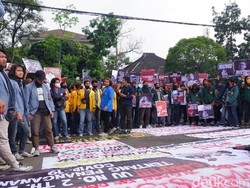Tolak RUU Cipta Kerja, Ratusan Mahasiswa Demo di Gedung DPRD Jabar