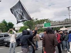 Pedemo di Depan DPR Sempat Masuk Tol dan Kibarkan Bendera Anarko
