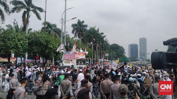 Ratusan massa dari sejumlah ormas Islam yang akan menggelar aksi unjuk rasa menolak Rancangan Undang-Undang Haluan Ideologi Pancasila (RUU HIP) mulai mendatangi kawasan depan Gedung MPR/DPR, Jakarta.