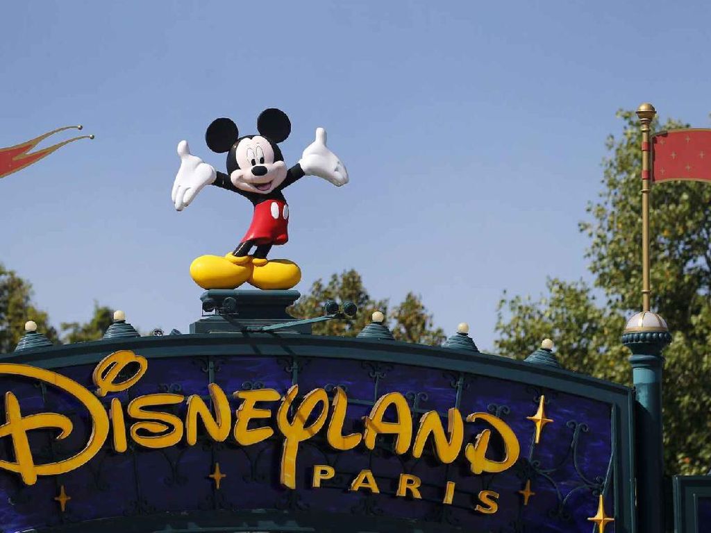 Turis Sambut Dibuka Kembalinya Disneyland dan Menara Eiffel