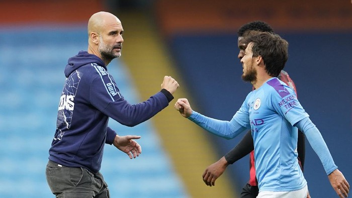 MANCHESTER, ENGLAND - JULY 15: Pep Guardiola, Manager of Manchester City interacts with David Silva of Manchester City after the Premier League match between Manchester City and AFC Bournemouth  at Etihad Stadium on July 15, 2020 in Manchester, England. Football Stadiums around Europe remain empty due to the Coronavirus Pandemic as Government social distancing laws prohibit fans inside venues resulting in all fixtures being played behind closed doors. (Photo by Dave Thompson/Pool via Getty Images)
