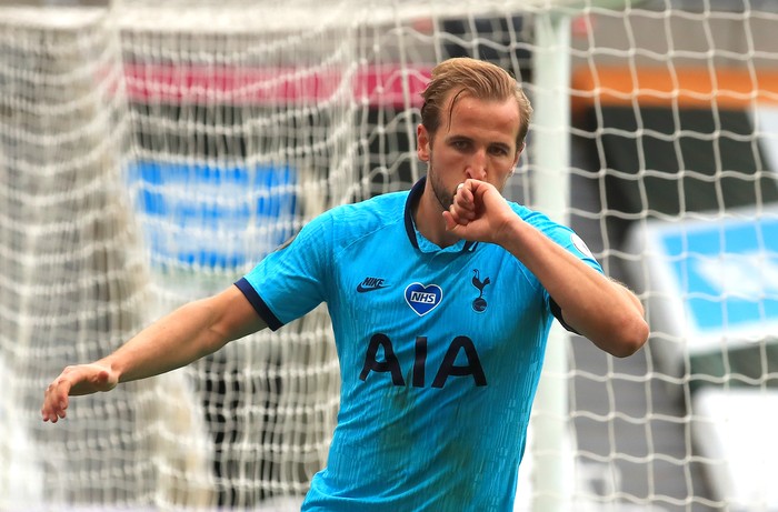 NEWCASTLE UPON TYNE, ENGLAND - JULY 15: Harry Kane of Tottenham Hotspur celebrates after scoring his sides second goal during the Premier League match between Newcastle United and Tottenham Hotspur at St. James Park on July 15, 2020 in Newcastle upon Tyne, England. Football Stadiums around Europe remain empty due to the Coronavirus Pandemic as Government social distancing laws prohibit fans inside venues resulting in all fixtures being played behind closed doors. (Photo by Owen Humphreys/Pool via Getty Images)