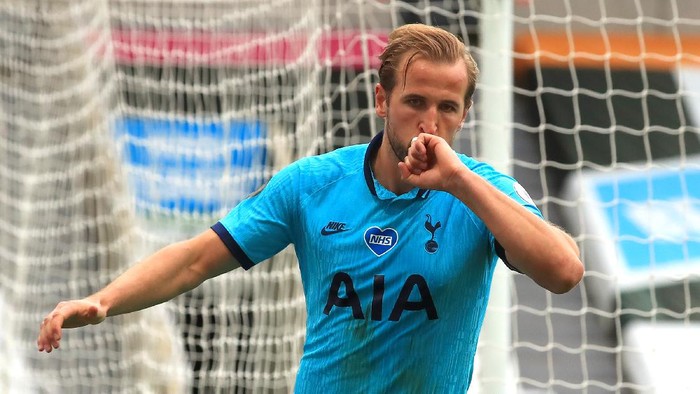 NEWCASTLE UPON TYNE, ENGLAND - JULY 15: Harry Kane of Tottenham Hotspur celebrates after scoring his sides second goal during the Premier League match between Newcastle United and Tottenham Hotspur at St. James Park on July 15, 2020 in Newcastle upon Tyne, England. Football Stadiums around Europe remain empty due to the Coronavirus Pandemic as Government social distancing laws prohibit fans inside venues resulting in all fixtures being played behind closed doors. (Photo by Owen Humphreys/Pool via Getty Images)