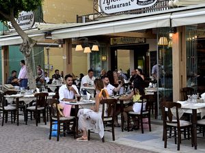 Langgar Aturan, Pemilik Bar di Yunani Pasrah Didenda Rp 174 Juta