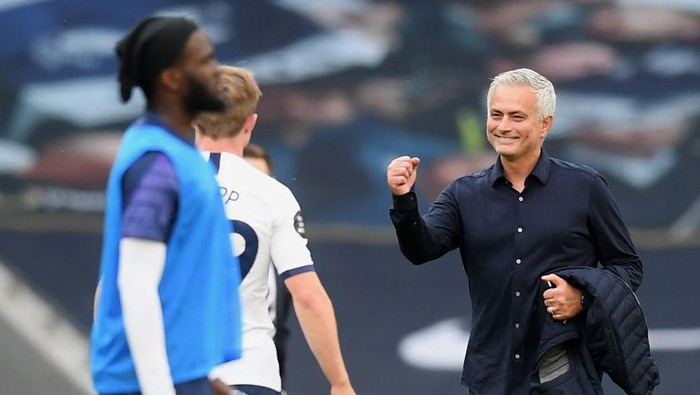 LONDON, ENGLAND - JULY 12: Jose Mourinho, Manager of Tottenham Hotspur celebrates his teams victory after the Premier League match between Tottenham Hotspur and Arsenal FC at Tottenham Hotspur Stadium on July 12, 2020 in London, England. Football Stadiums around Europe remain empty due to the Coronavirus Pandemic as Government social distancing laws prohibit fans inside venues resulting in all fixtures being played behind closed doors. (Photo by Michael Regan/Getty Images)
