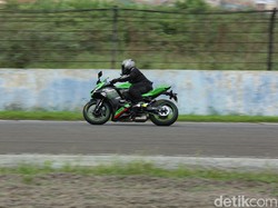 Ngebut Bareng Ninja ZX-25R di Sentul, Gimana Rasanya?