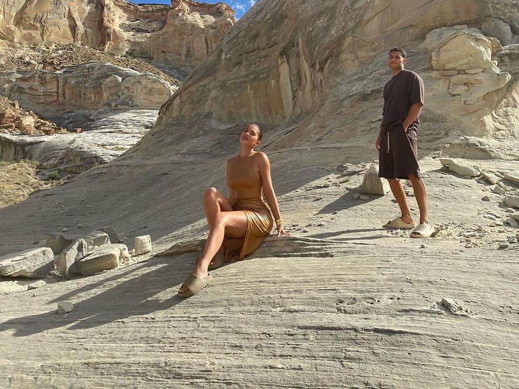 Pose Bikini di Tanah Keramat Indian, Kylie Jenner Dikritik Pose Bikini di Tanah Keramat Indian, Kylie Jenner Dikritik