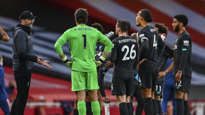 Liverpools manager Jurgen Klopp, left, talks to players during the English Premier League soccer match between Arsenal and Liverpool at the Emirates Stadium in London, England, Wednesday, July 15, 2020. (Shaun Botterill/Pool via AP)