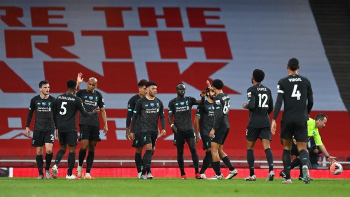 LONDON, ENGLAND - JULY 15: Sadio Mane of Liverpool celebrates with teammates after scoring his sides first goal during the Premier League match between Arsenal FC and Liverpool FC at Emirates Stadium on July 15, 2020 in London, England. Football Stadiums around Europe remain empty due to the Coronavirus Pandemic as Government social distancing laws prohibit fans inside venues resulting in all fixtures being played behind closed doors. (Photo by Shaun Botterill/Getty Images)