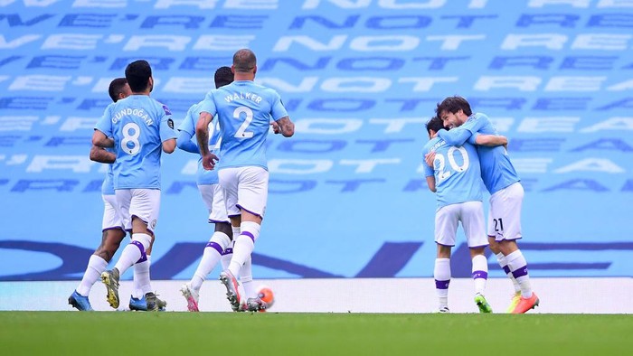 MANCHESTER, ENGLAND - JULY 15: David Silva of Manchester City celebrates with his team after scoring his team first goal during the Premier League match between Manchester City and AFC Bournemouth  at Etihad Stadium on July 15, 2020 in Manchester, England. Football Stadiums around Europe remain empty due to the Coronavirus Pandemic as Government social distancing laws prohibit fans inside venues resulting in all fixtures being played behind closed doors. (Photo by Laurence Griffiths/Getty Images)