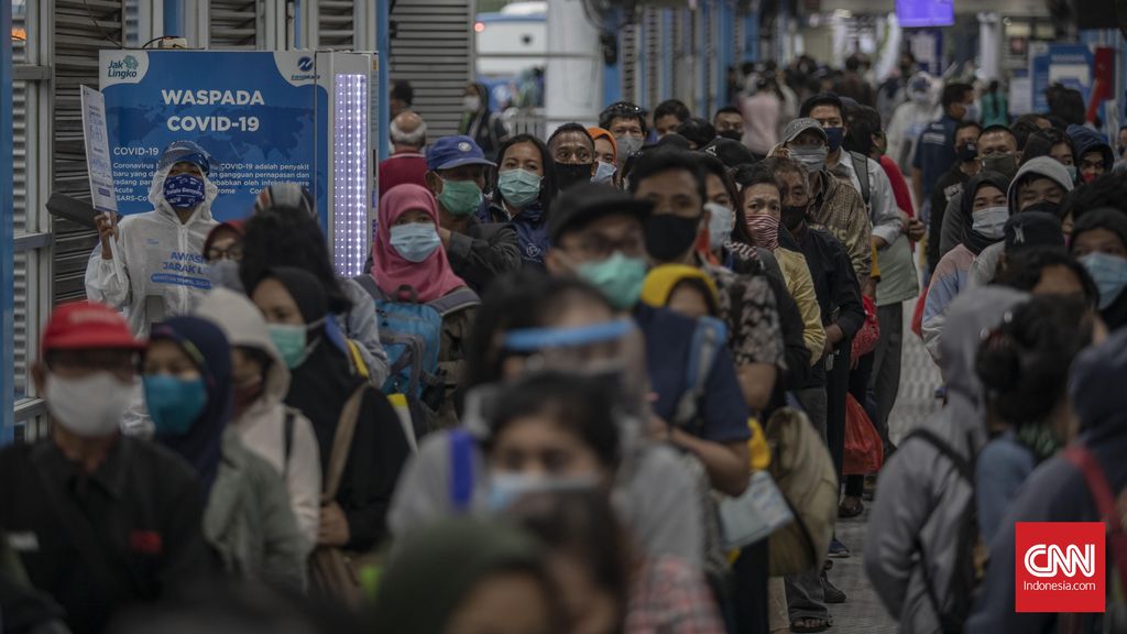Sejumlah anggota komunitas Transjakarta melakukan sosialisai dengan berpenampilan 
