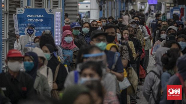 Sejumlah anggota komunitas Transjakarta melakukan sosialisai dengan berpenampilan 