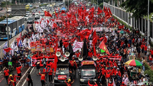 Massa dari elemen buruh, petani dan mahasiswa terus berdatangan ke gedung DPR menolak RUU Omnibus Law. Begini penampakannya.