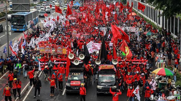 Massa Buruh dan Petani Menyemut di Depan Gedung DPR