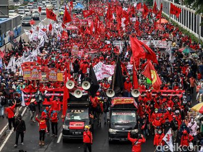 Massa Buruh dan Petani Menyemut di Depan Gedung DPR
