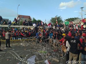 Perwakilan Gagal Temui Anggota DPR, Massa Tolak RUU Ciptaker Rusak Kawat Duri