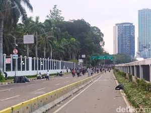 Massa Mendadak Muncul dari Slipi ke Depan DPR, Polisi Bentuk Barikade Massa Mendadak Muncul dari Slipi ke Depan DPR, Polisi Bentuk Barikade